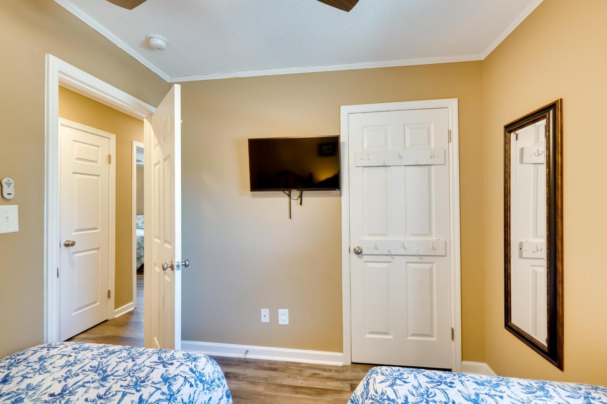 Lovely Emerald Isle Home, Walk To Beach! Εξωτερικό φωτογραφία