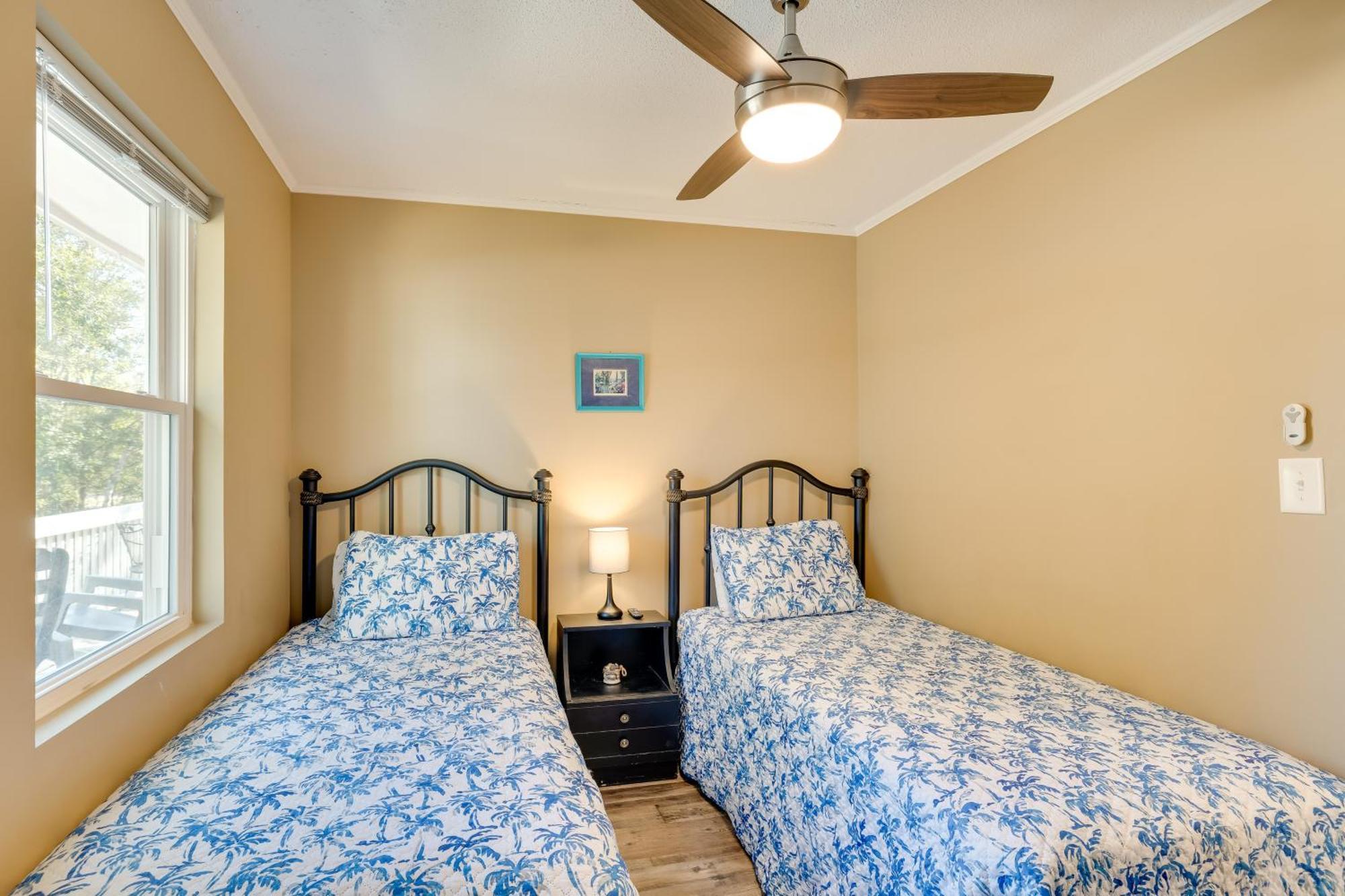 Lovely Emerald Isle Home, Walk To Beach! Εξωτερικό φωτογραφία
