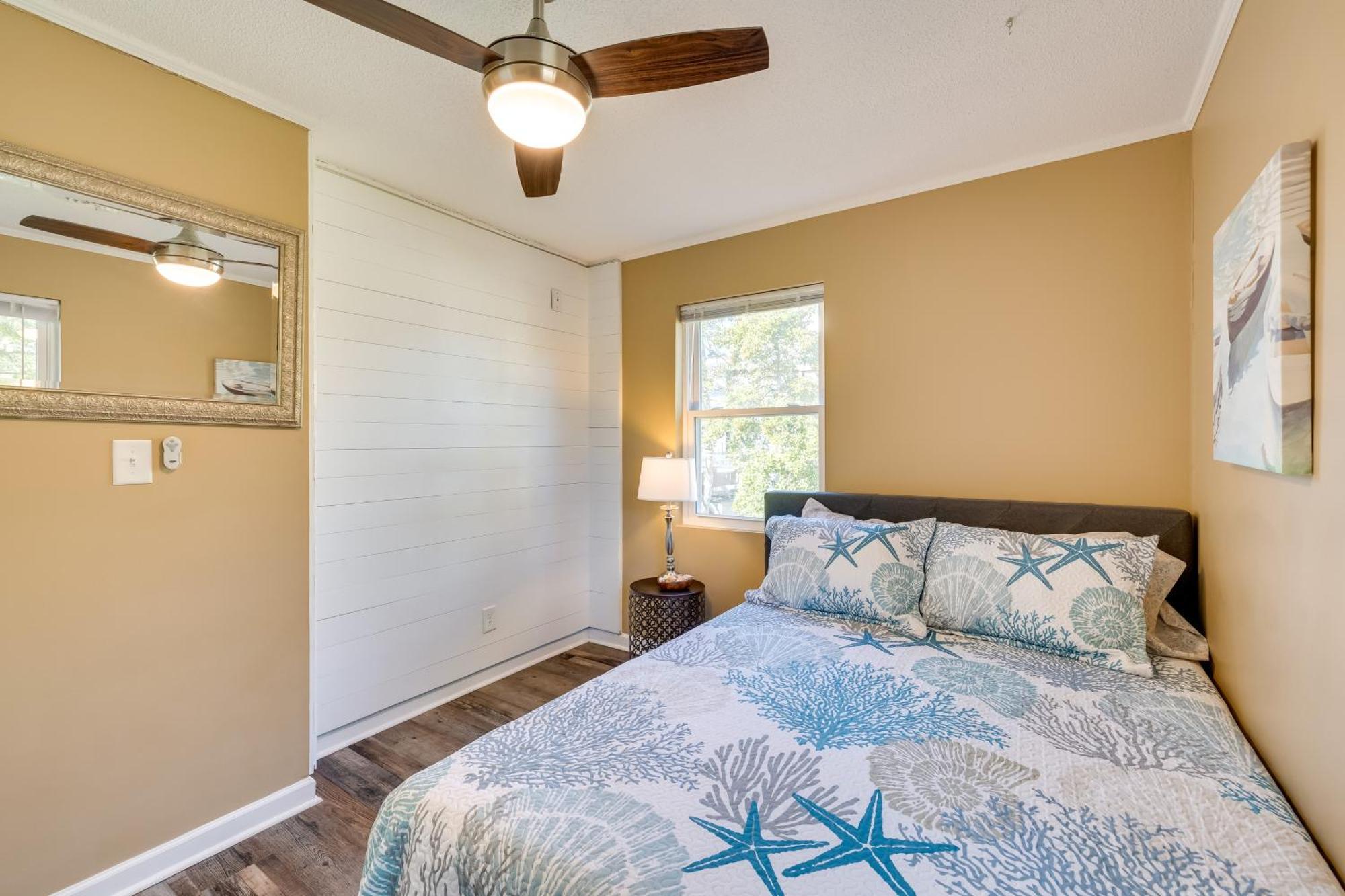 Lovely Emerald Isle Home, Walk To Beach! Εξωτερικό φωτογραφία