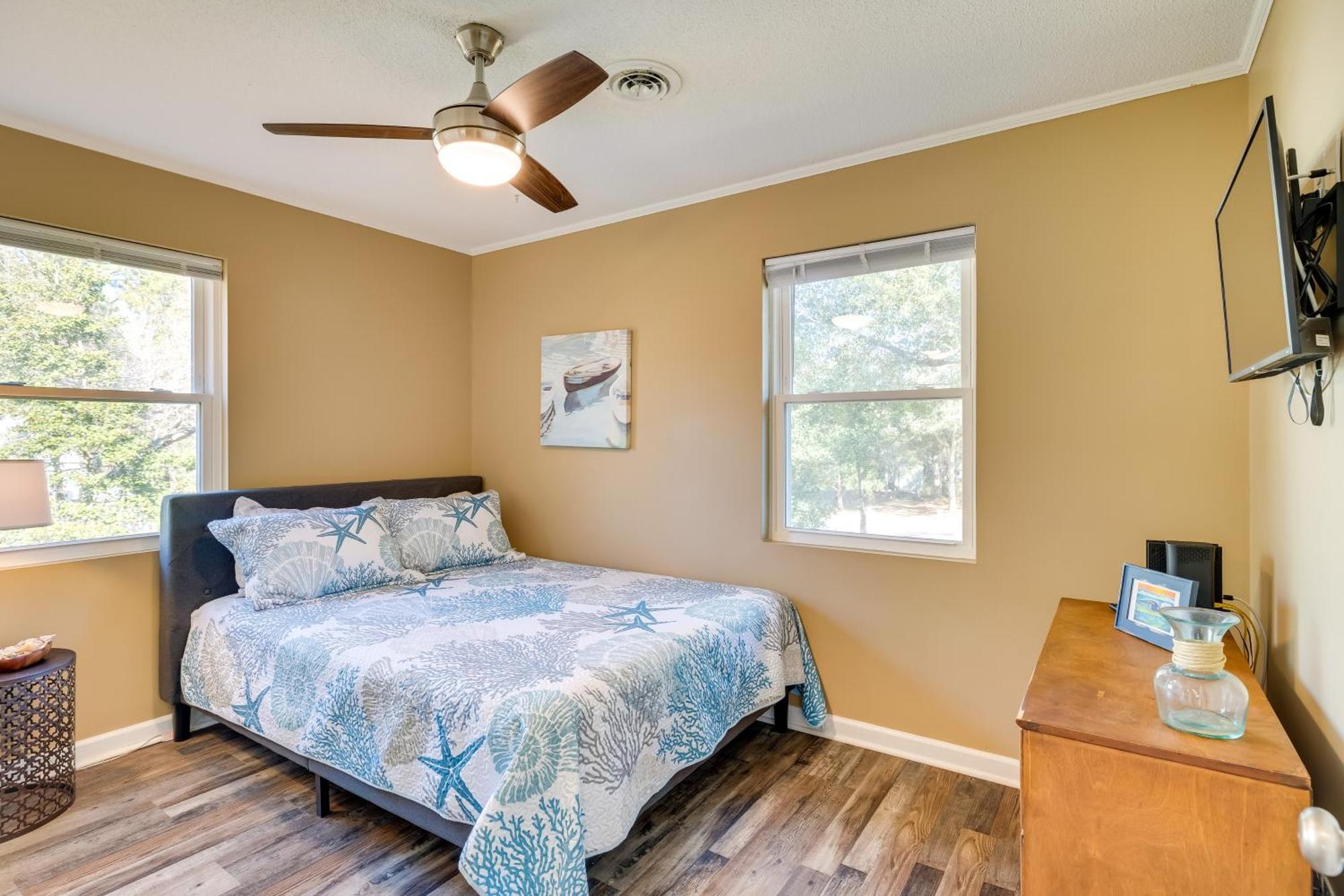 Lovely Emerald Isle Home, Walk To Beach! Εξωτερικό φωτογραφία