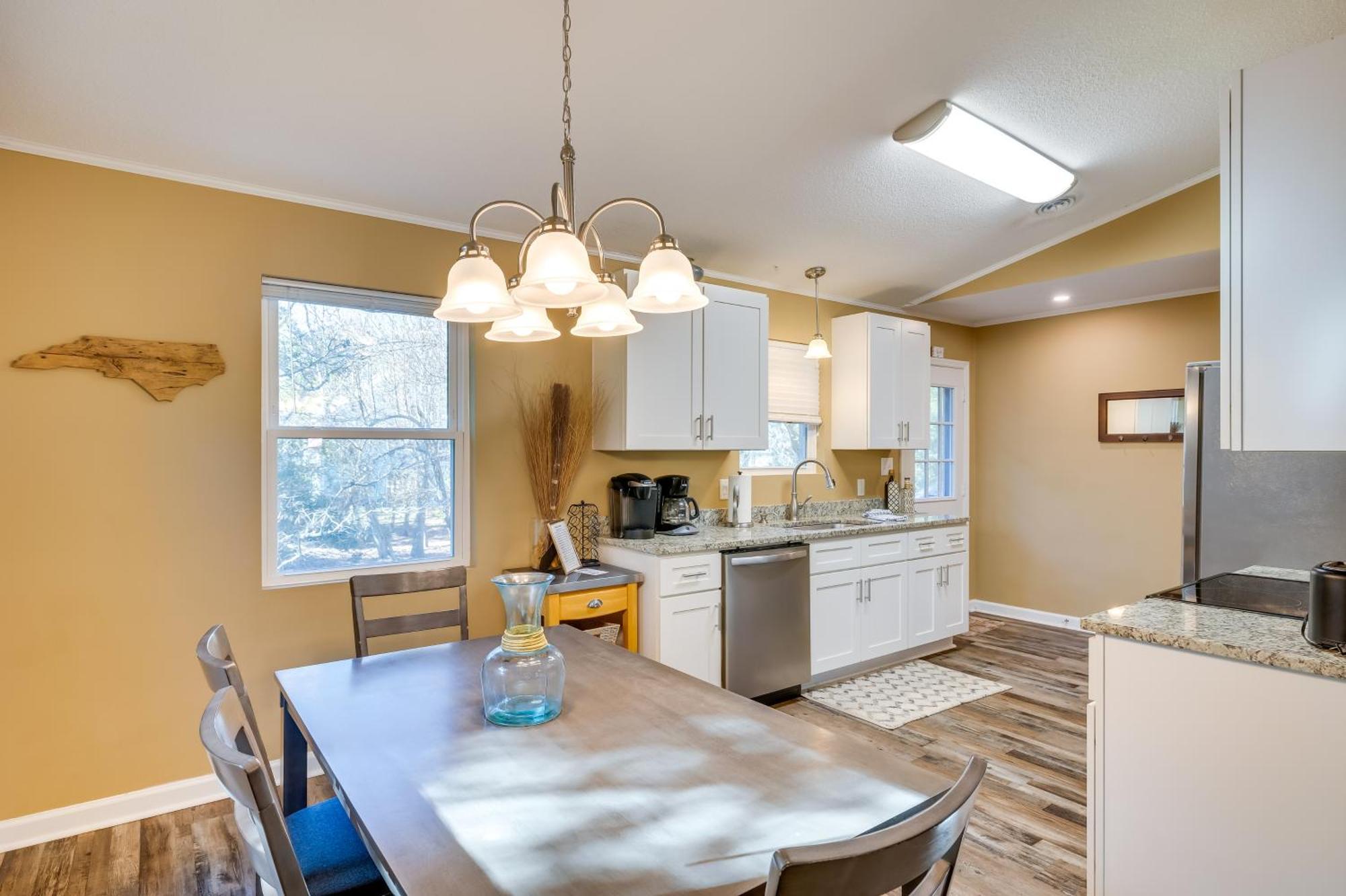 Lovely Emerald Isle Home, Walk To Beach! Εξωτερικό φωτογραφία