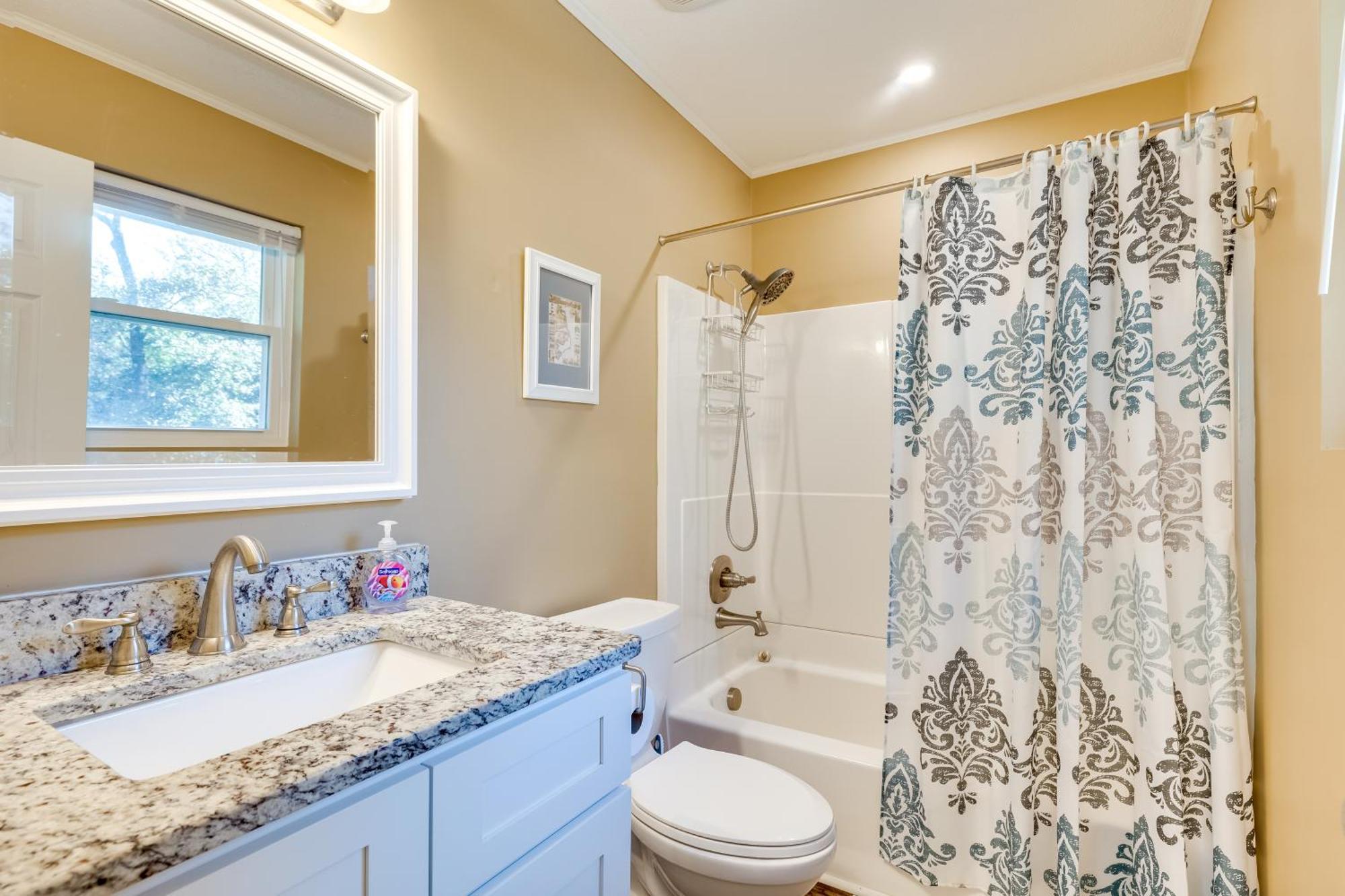 Lovely Emerald Isle Home, Walk To Beach! Εξωτερικό φωτογραφία
