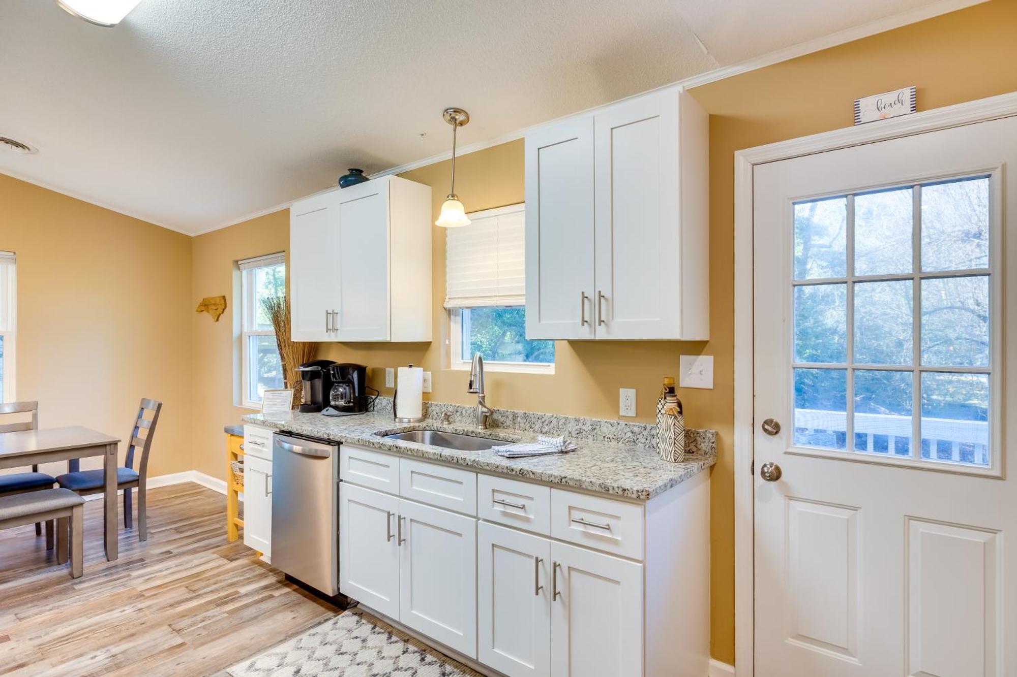 Lovely Emerald Isle Home, Walk To Beach! Εξωτερικό φωτογραφία