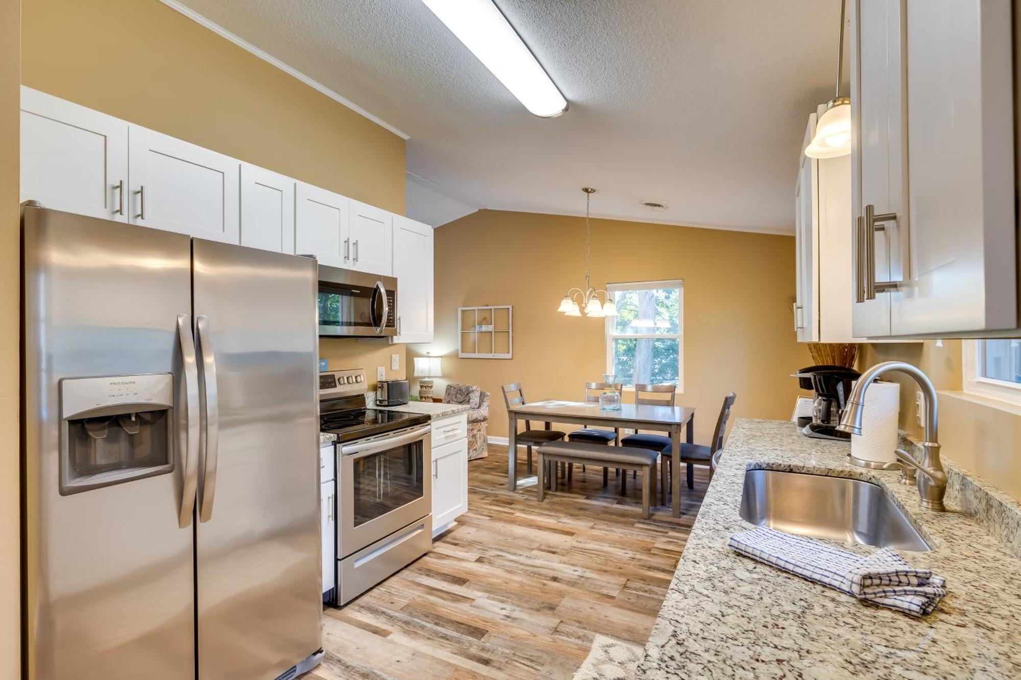 Lovely Emerald Isle Home, Walk To Beach! Εξωτερικό φωτογραφία