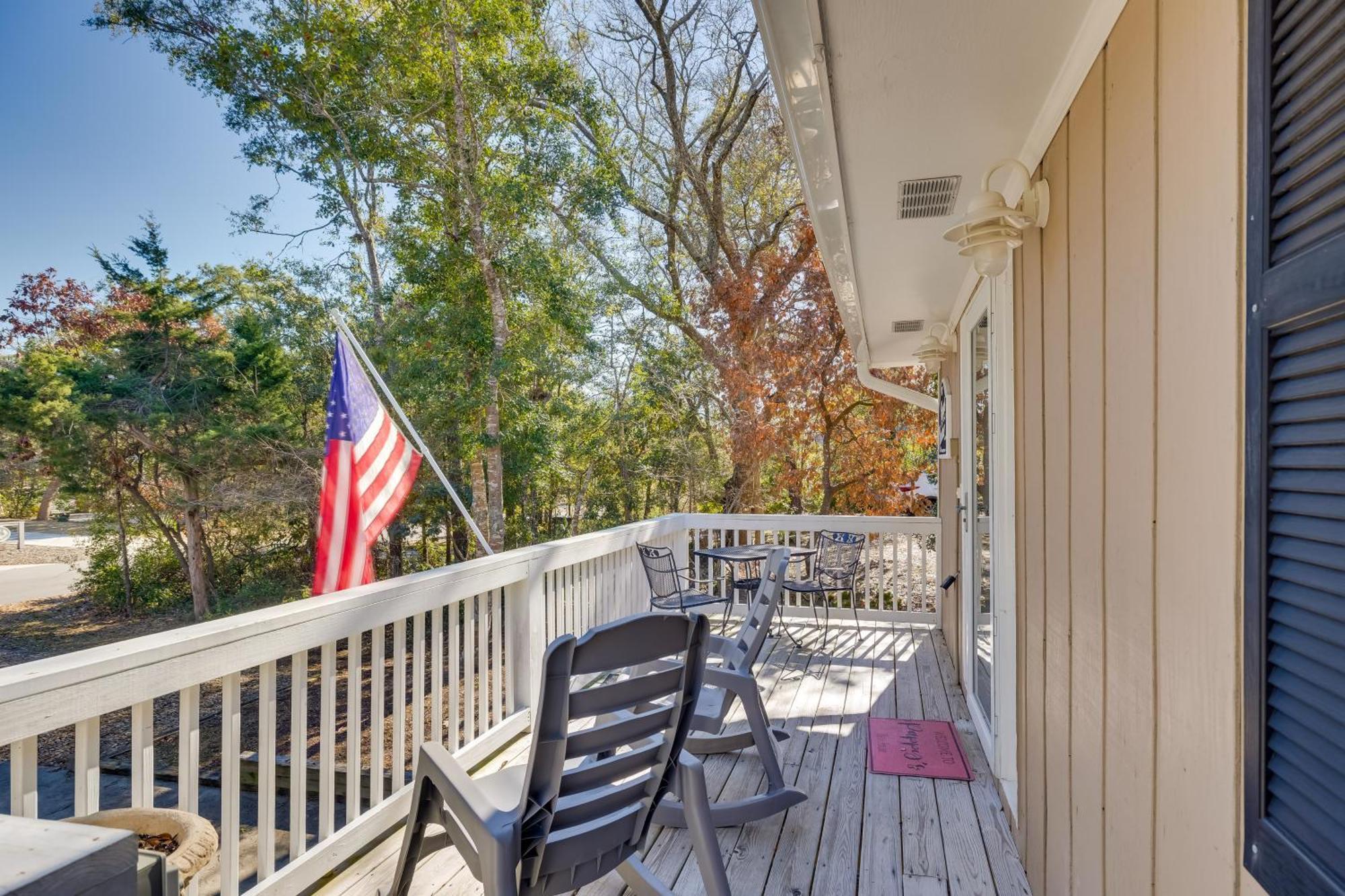 Lovely Emerald Isle Home, Walk To Beach! Εξωτερικό φωτογραφία